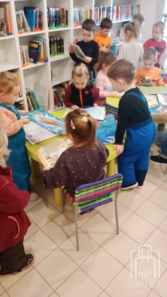 Biblioteka Gorlice, Dzieci przeglądają książki z wypożyczalni